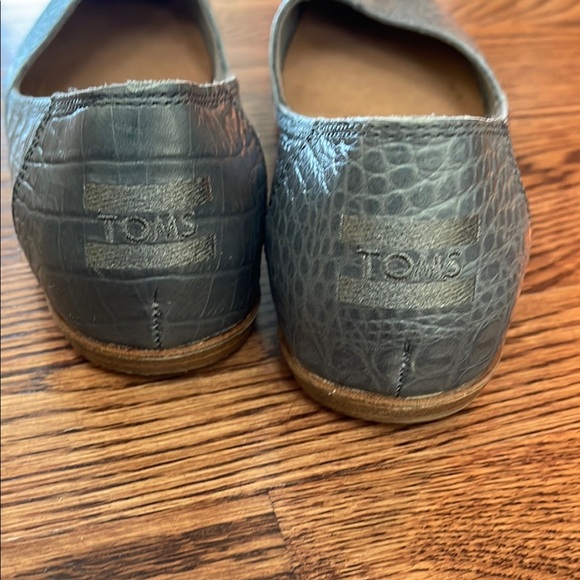 Elegant Gray Crocodile Pattern Flats - Picture 4 of 7